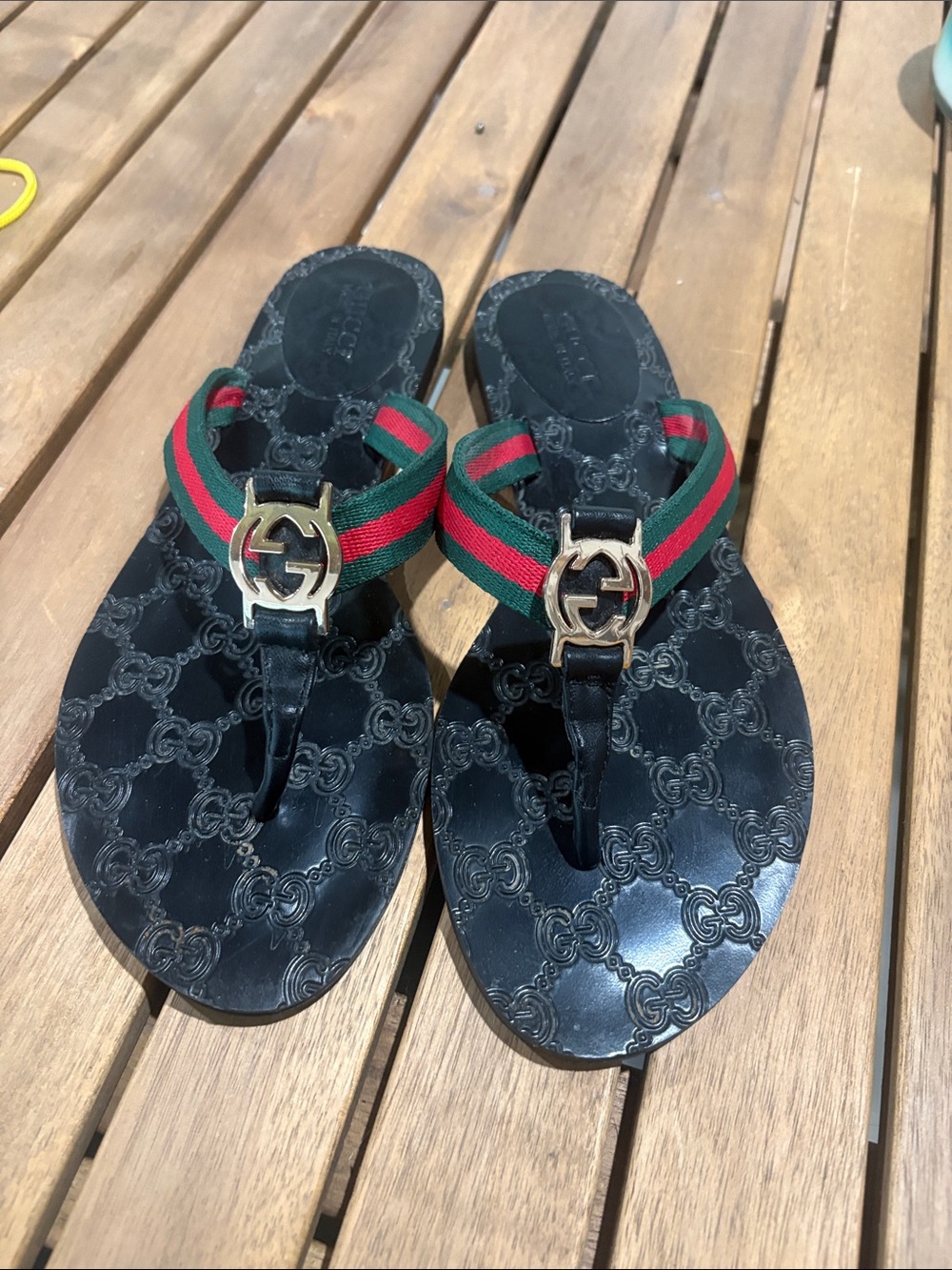 Gucci Black Leather Thong Sandals with Red and Green Web